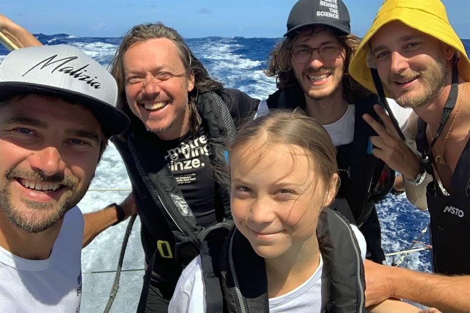 Greta Thunberg, de 16 años, compartió ayer una foto en el Malizia II en compañía de su papá (segundo de izq. a der.) y el resto de la tripulación.