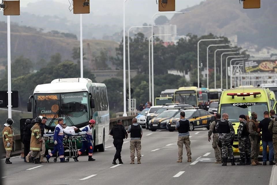 Elementos de la Polica abatieron a un sujeto enmascarado que secuestr un autobs con 37 pasajeros en Brasil.