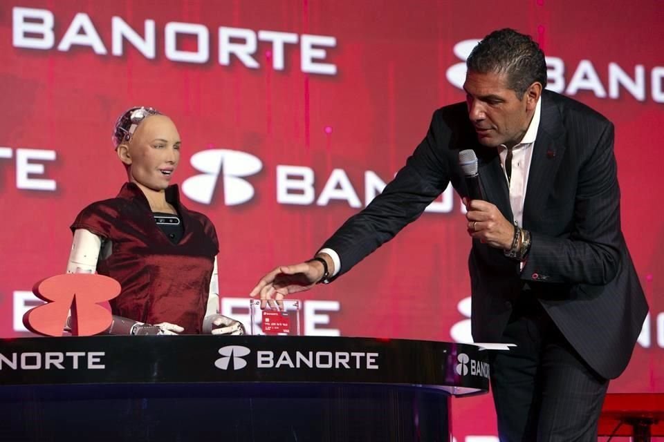 Grupo Banorte otorgó una tarjeta de crédito a Sophia, la primera robot humanoide con una ciudadanía en el mundo, convirtiéndola en cliente simbólica.