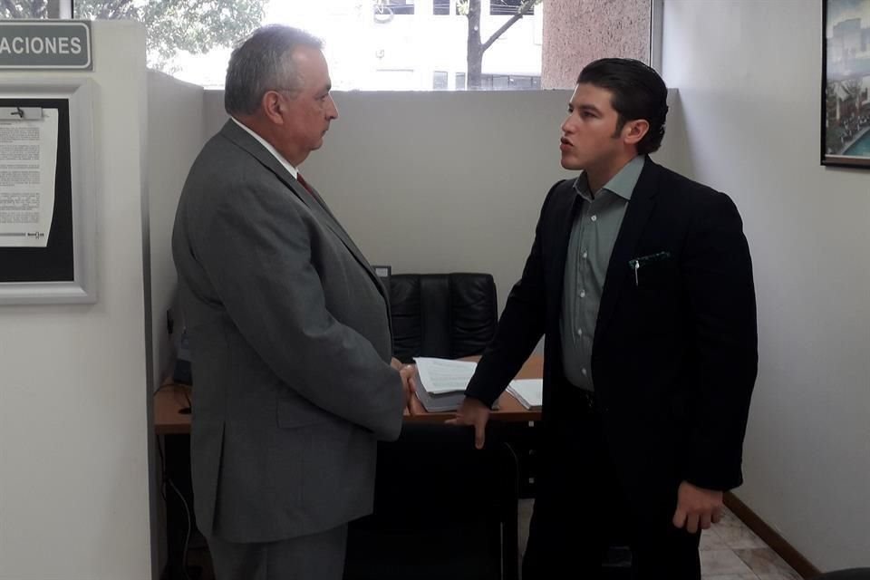 Samuel García (der.) dialoga con el Fiscal Javier Garza.