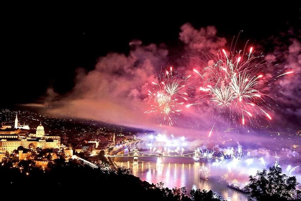 Una gran cantidad de fuegos artificiales se desplegaron sobre el Río Danubio que divide a las ciudades de Buda y Pest, en Hungría.