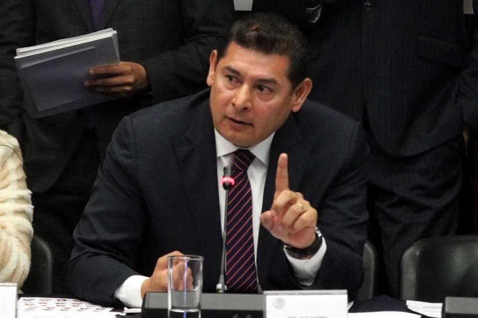 El senador morenista Alejandro Armenta exigió a su correligionario Martí Batres que demuestre que la bancada mayoritaria recibió 'cañonazos' o que ofrezca disculpas por esa acusación.