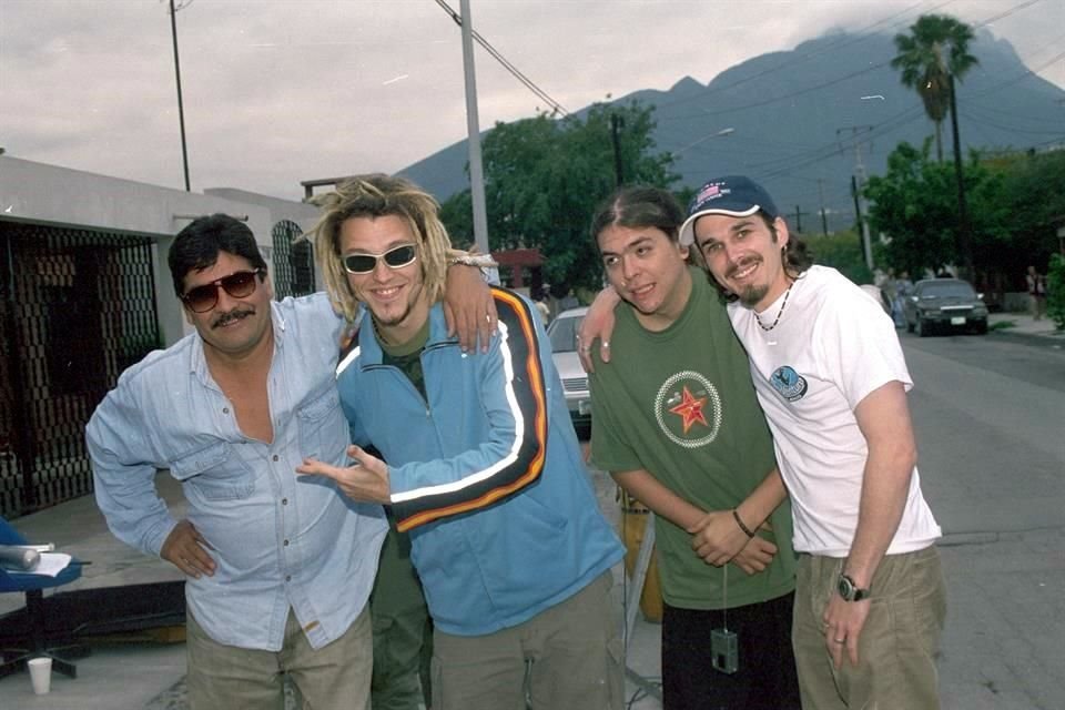 Celso Piña acompañado de Blanquito Man, Toy Kenobi y David Ruiz, 'Leche', durante la grabación del video para la canción 'Cumbia Sobre el Río'.