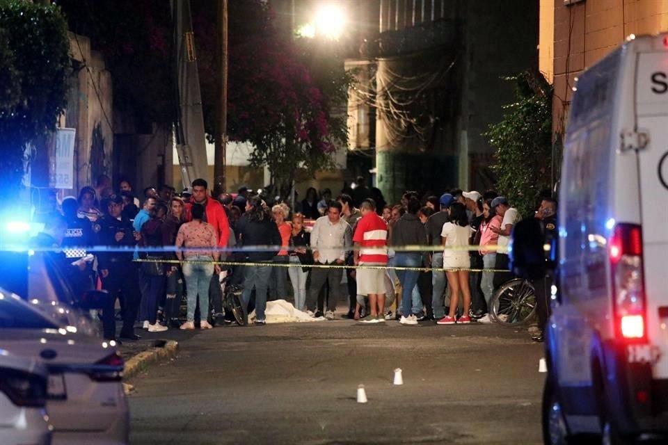 Un hombre fue asesinado a balazos sobre la calle Físicos, Colonia El Sifón , Alcaldía Iztapalapa