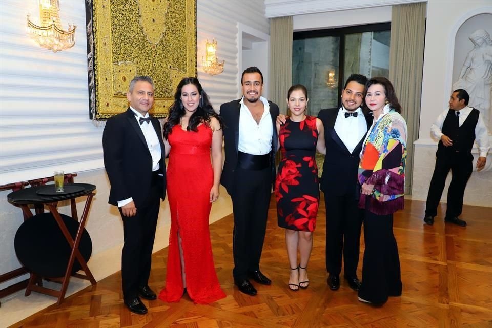 Rogelio Riojas, María Caballero, Juan Carlos Heredia, Alejandra Gómez, Leonardo Sánchez y Pepita Serrano