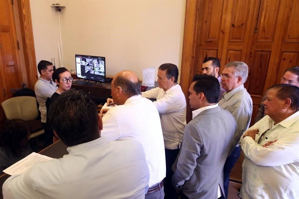 Unos 30 transportistas llegaron al Palacio de Gobierno buscando una audiencia con el Gobernador, pero no sé encontraba en su oficina.
