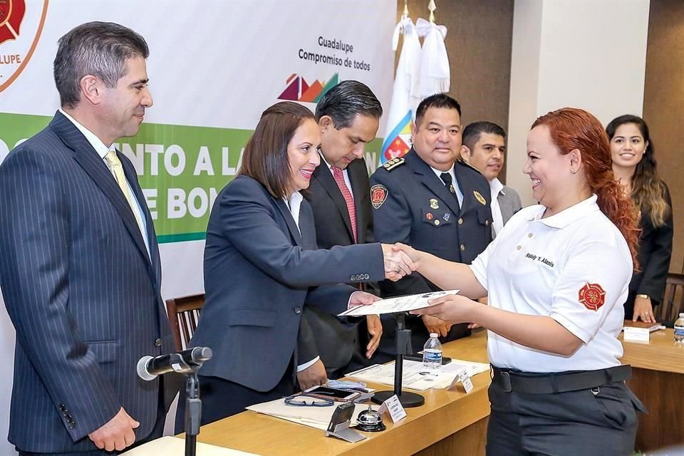 Cristina Díaz entregó apoyos a los bomberos de Guadalupe.