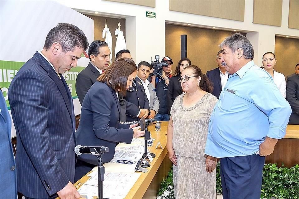 Los padres del bombero Rubén Fernando Rodríguez Hernández (+) fallecido en cumplimiento de su deber recibieron un reconocimiento.