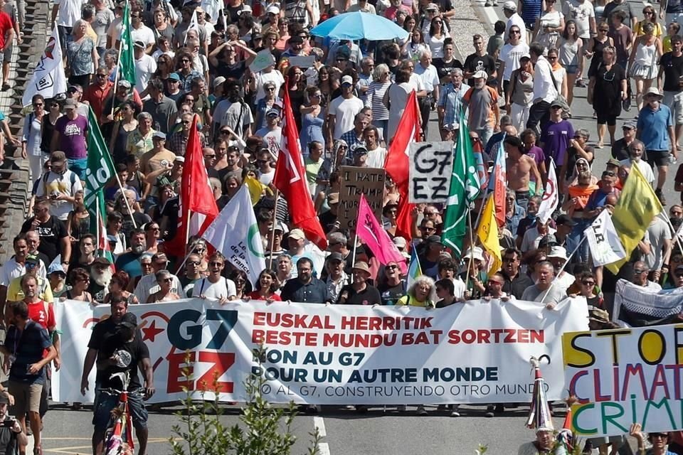 Miles de personas marcharon en la frontera entre Francia y España contra la reunión del G7 que se desarrolla en la ciudad de Biarritz.