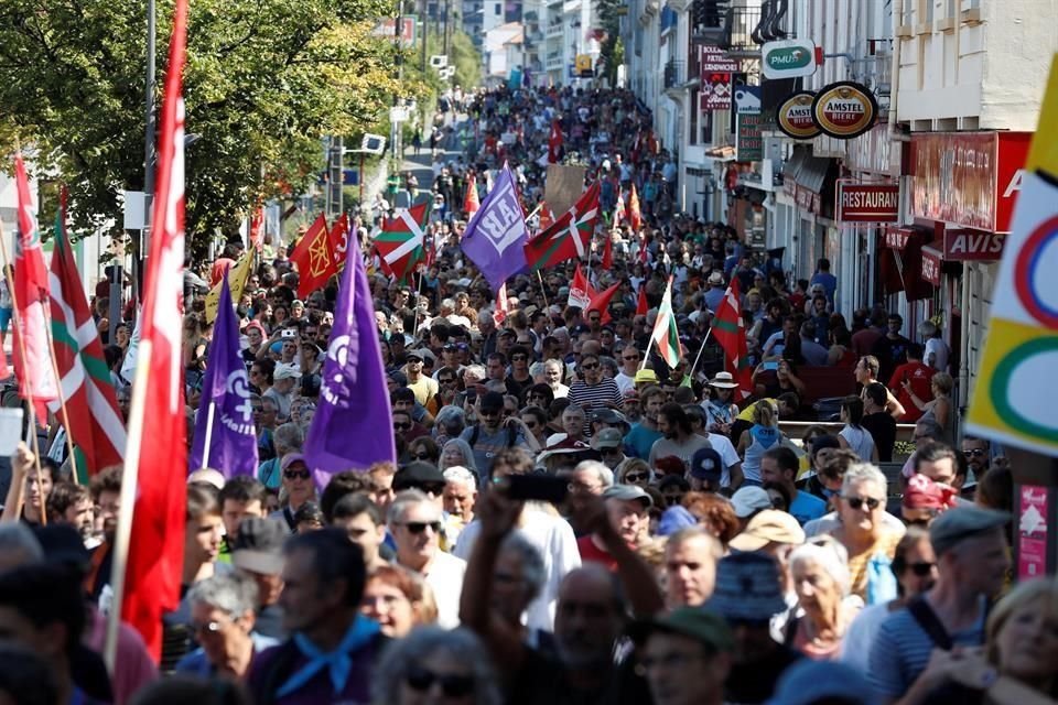 Miles de personas marcharon en la frontera entre Francia y España contra la reunión del G7 que se desarrolla en la ciudad de Biarritz.