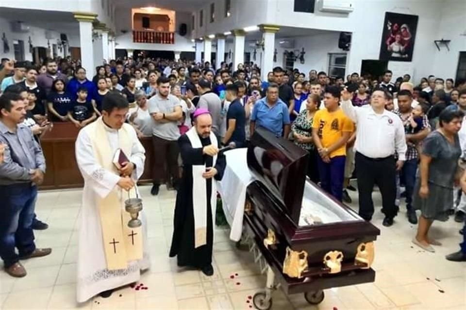 Cientos de feligreses acuden desde anoche a la Parroquia Cristo Rey de la Paz, en Matamoros, para despedir al cura que fue asesinado.