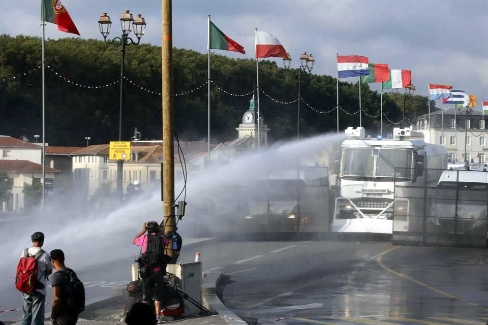 La Policía francesa disparó cañones de agua y lanzó gases lacrimógenos contra 400 personas que protestaban cerca de la cumbre del G7.