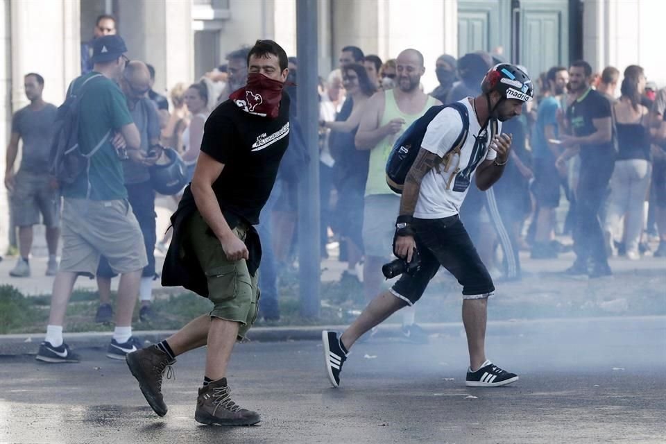 La Policía francesa disparó cañones de agua y lanzó gases lacrimógenos contra 400 personas que protestaban cerca de la cumbre del G7.