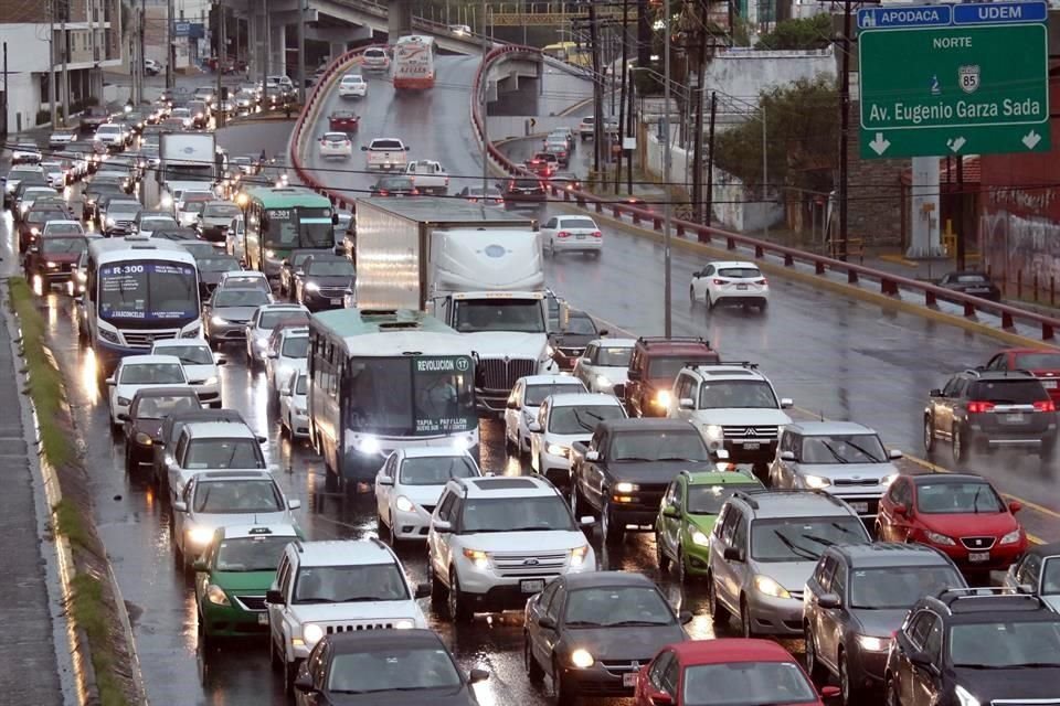Las lluvias provocaron gran caos vial en las principales avenidas.