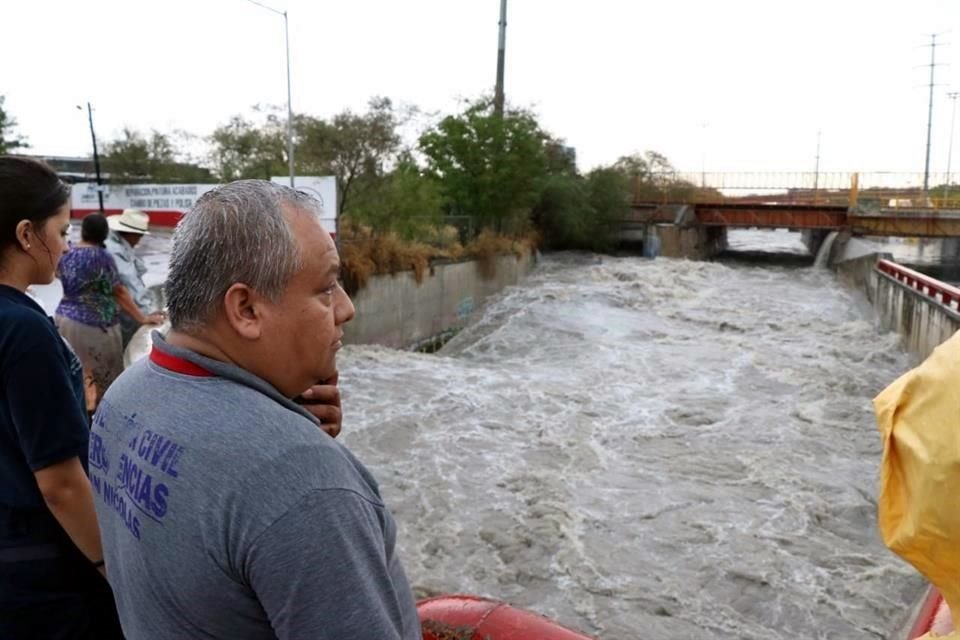 Por las fuertes lluvias el cause del Arroyo Topo Chico lució rebasado