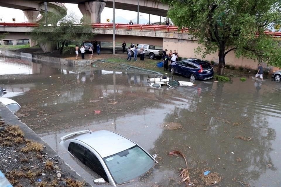 Tormenta ocasiona caos en el área metropolitana al inundar pasos viales, dejar vehículos varados y afectar vuelos.
