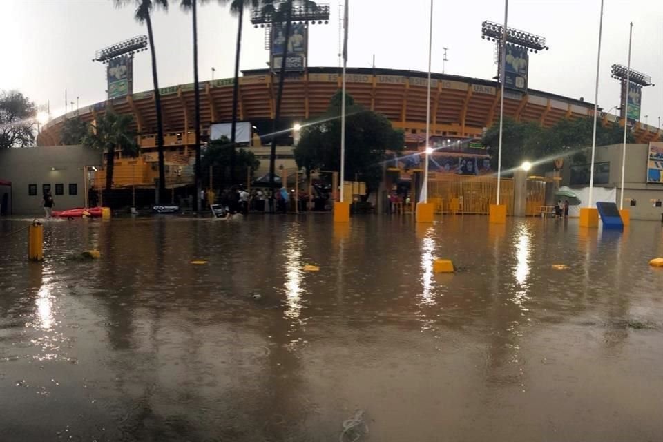 La entradas al Estadio Universitario lucían llenos de agua.