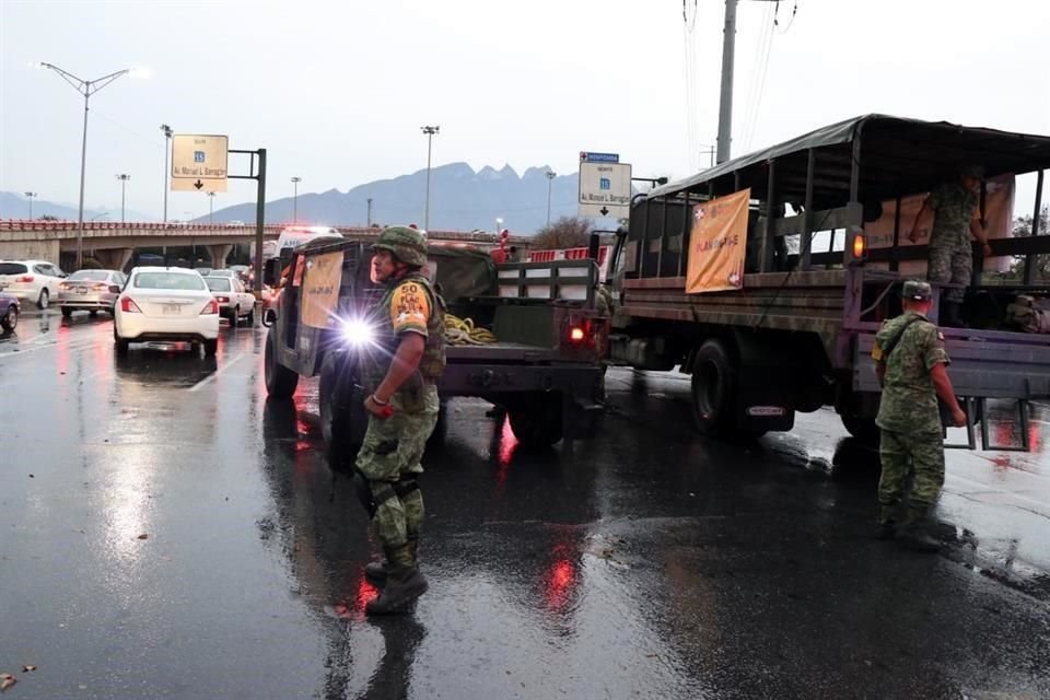 Los Militares llegaron al lugar de las inundaciones para brindar ayuda a los automovilistas.