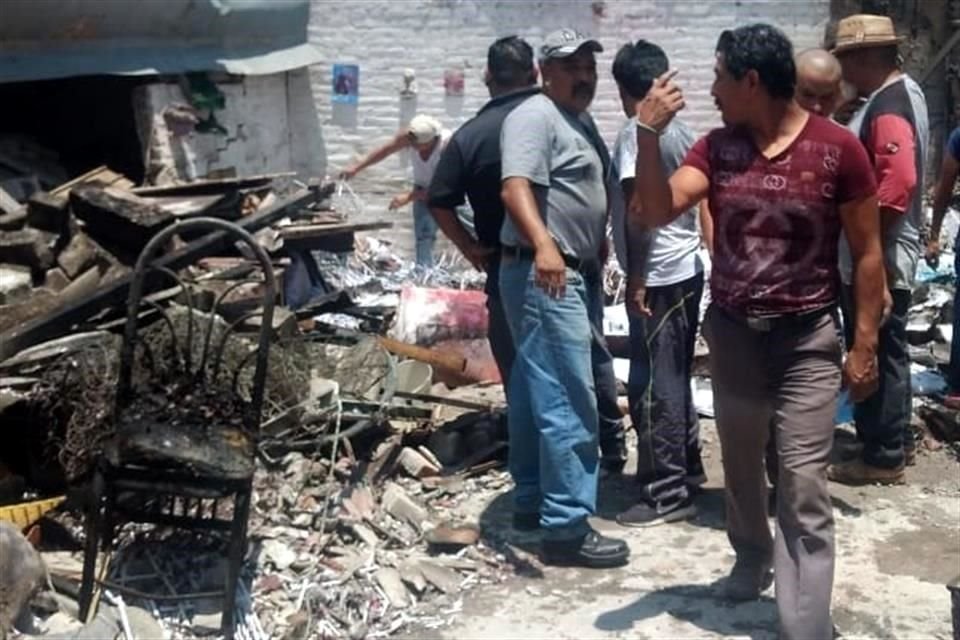 Dos personas fallecieron tras la explosión de un taller de pirotecnia, en Tultepec.