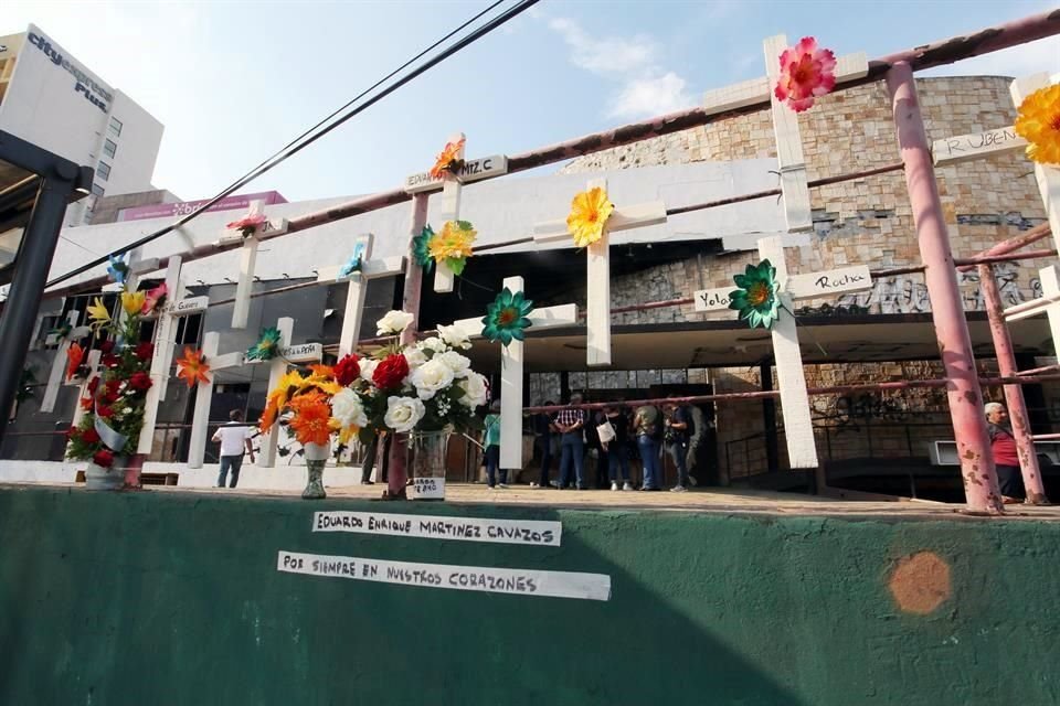 Con cruces blancas y oraciones, los familias recordaron a las 52 víctimas mortales del Casino Royale.