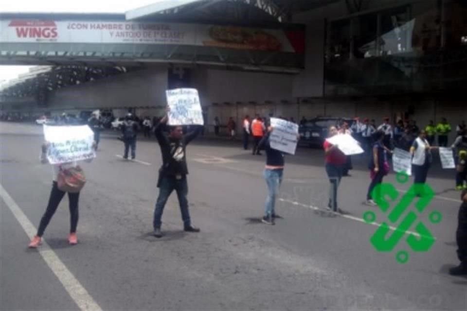 Manifestantes que exigen medicamentos para niños con cáncer de Hospital 20 de Noviembre bloquean vía de acceso a Terminal 1 del AICM.