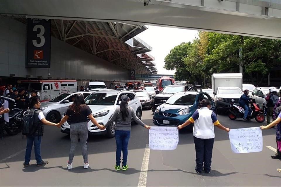 Manifestantes que exigen medicamentos para niños con cáncer de Hospital 20 de Noviembre bloquean vía de acceso a Terminal 1 del AICM.