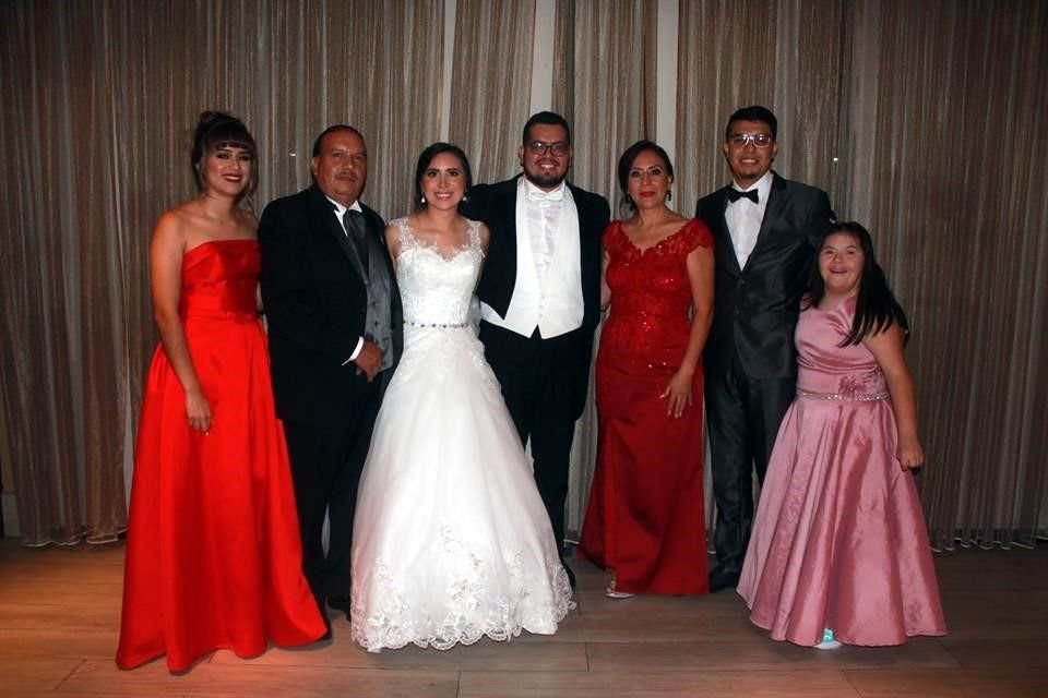 Familia de la novia:
Lizeth Banda de García, Ramón García Morales, los novios, Sonia González de García, Ramón García González y Laura García González