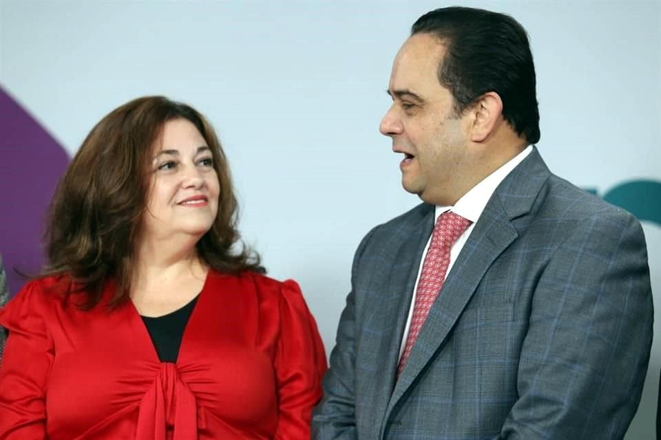 La Procuradora de Defensa del Trabajo, Carolina Ortiz, con el comisionado presidente del INAI, Francisco Javier Acuña.