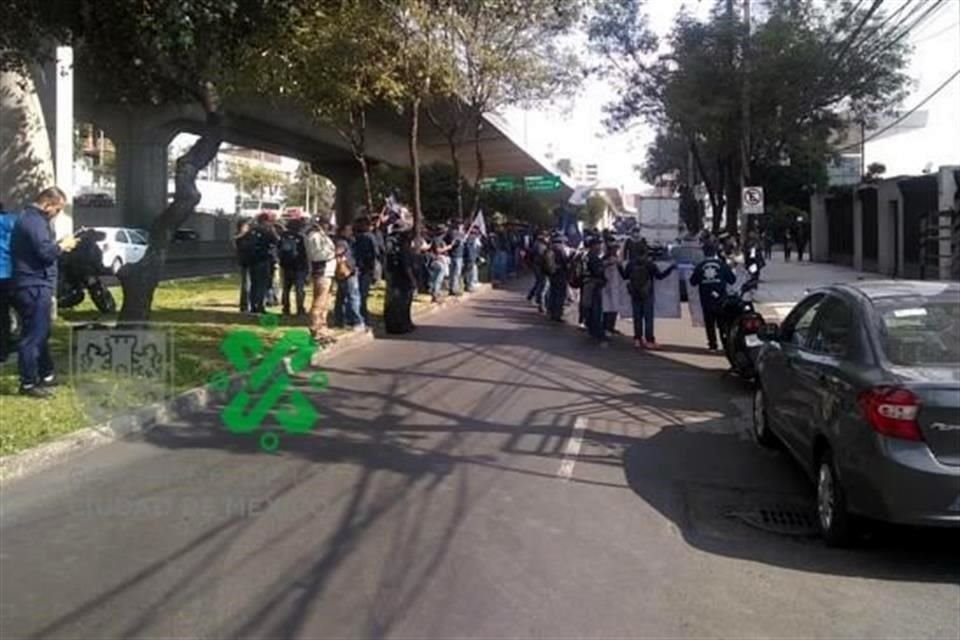 Cerca de 50 elementos de la Policía Federal bloquearon los carriles laterales en Periférico Sur en protesta contra su integración a la GN.