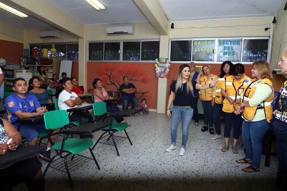 El Club de Leones Regias en Acción entregaron útiles escolares y despensas en la Secundaria # 86 y colonia Trazo Marco, sector Alianza