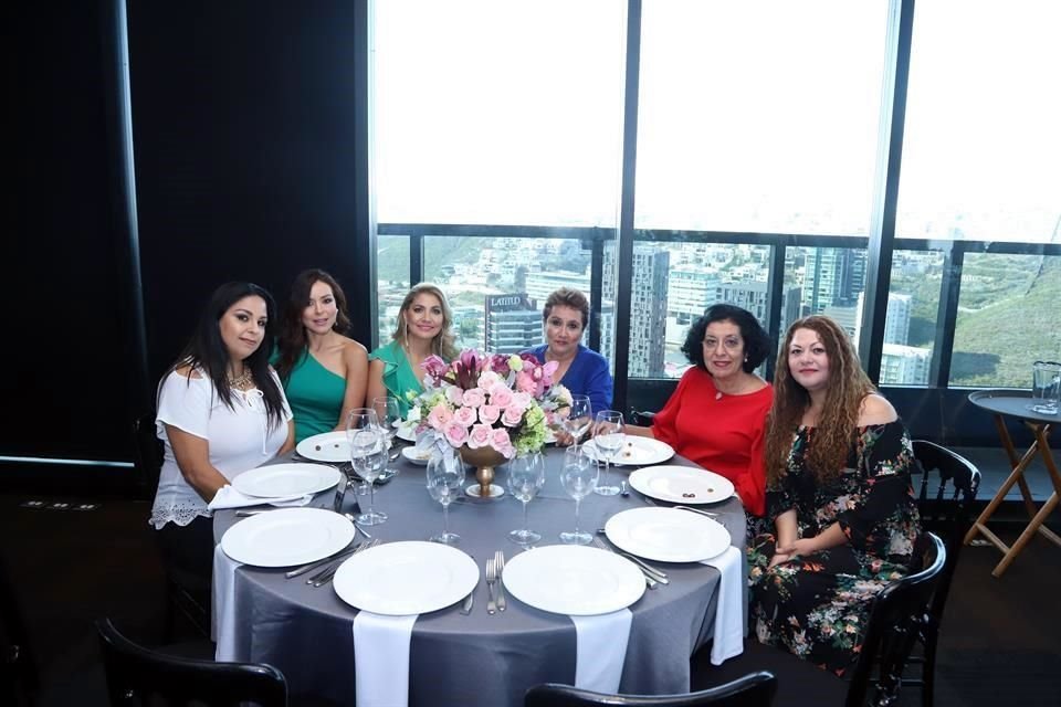 Gabriela Cárdenas, Martha Alemán, Jéssica Delgado, Lidia Flores, Martha de Alemán y Rosa Elva Treviño