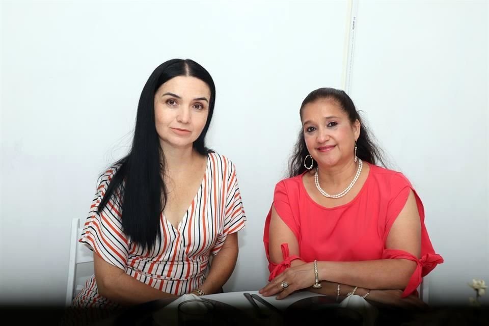 Norma Idalia Ríos y María de los Ángeles de Thompson