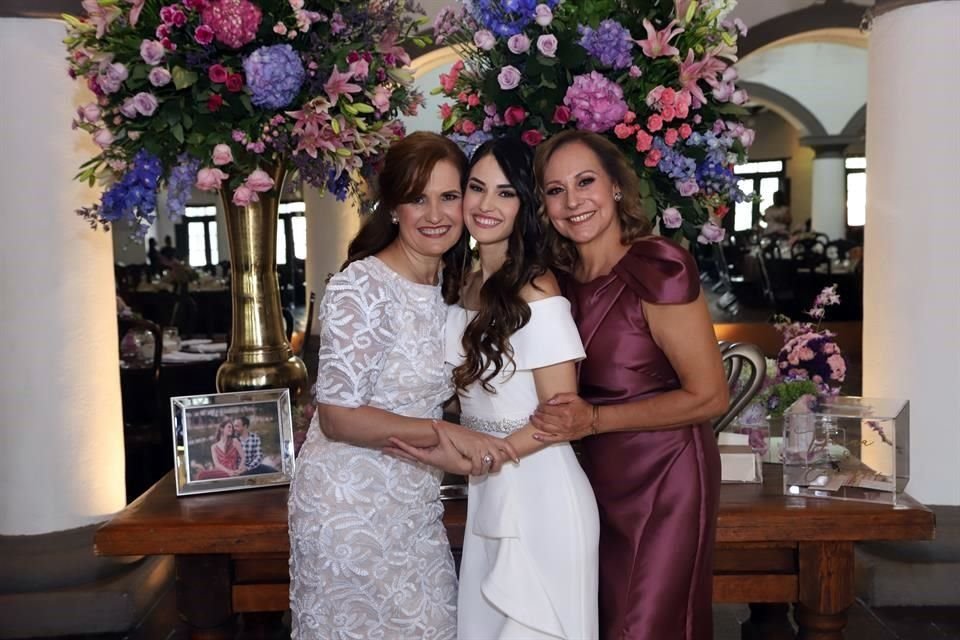 María Felícitas Flores de Valdez, Diana Valdez Flores y Amanda Guajardo GUajardo