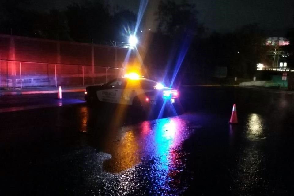 Autoridades realizaron el cierre preventivo de un vado en la Av. Garza Sada, a la altura del Parque Canoas.