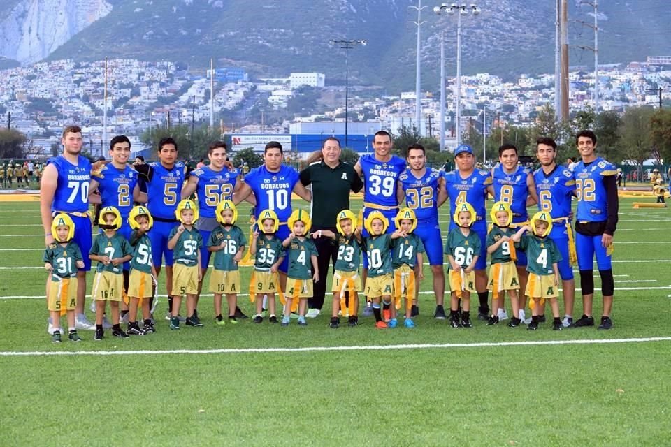 Jugadores de Borregos Monterrey y de los Auténticos Tigres convivieron y jugaron un rato con los niños de la categoría átomos del Club Avispones