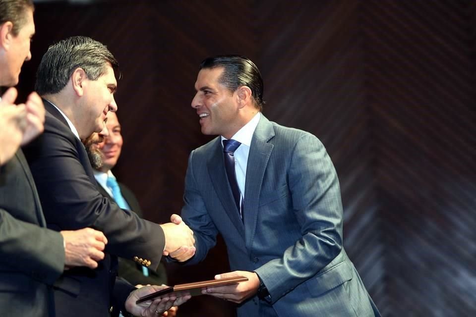 Alejandro Galván recibe su reconocimiento de manos de David Garza, rector del ITESM