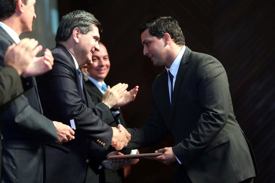Arturo Williamson recibe su reconocimiento de manos de David Garza, rector del ITESM