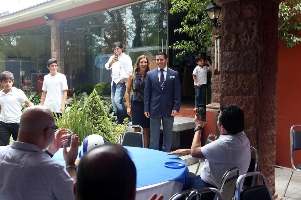 Momento de la llegada sorpresa de Alejandro Galván junto a su esposa Liliana Treviño de Guzman