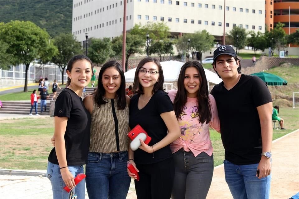Daniela Guzmán, Karla Hernández, Mariana Figueroa, Valeria Félix y Omar Rodríguez