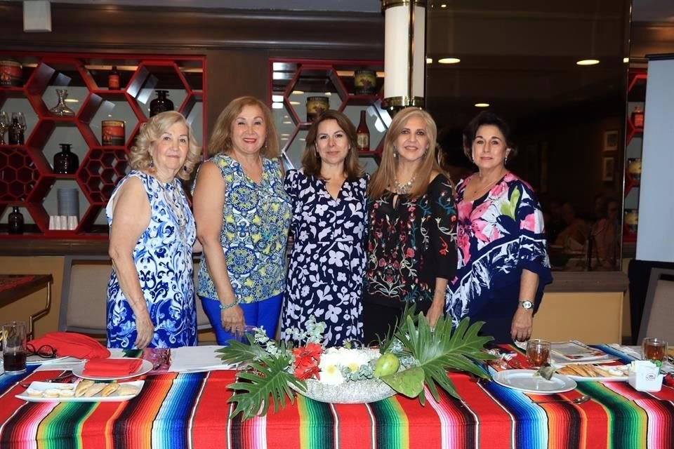 Irma González de Islas, Silvia Montemayor de Vivanco, Amelia García de Hernández, presidenta del club, Mayra Sánchez de González y Esperanza de León de Garza.