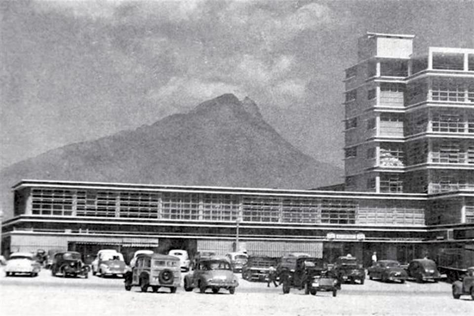 El Mercado Colón, que se ubicaba en las avenidas Constitución y Juárez, lo hizo en conjunto con la firma Olagaray y de la Mora, en 1950.
