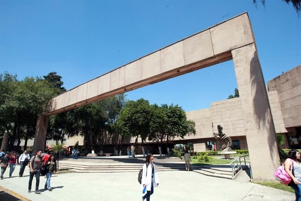 El arquitecto fue parte de los profesionales involucrados en la fundación de la Facultad de Arquitectura, junto con Joaquín A. Mora.
