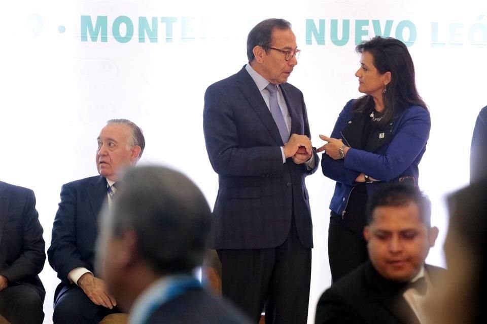 Carlos Salazar, presidente de CCCE, y Margarita Ríos-Farjat, jefa del SAT.