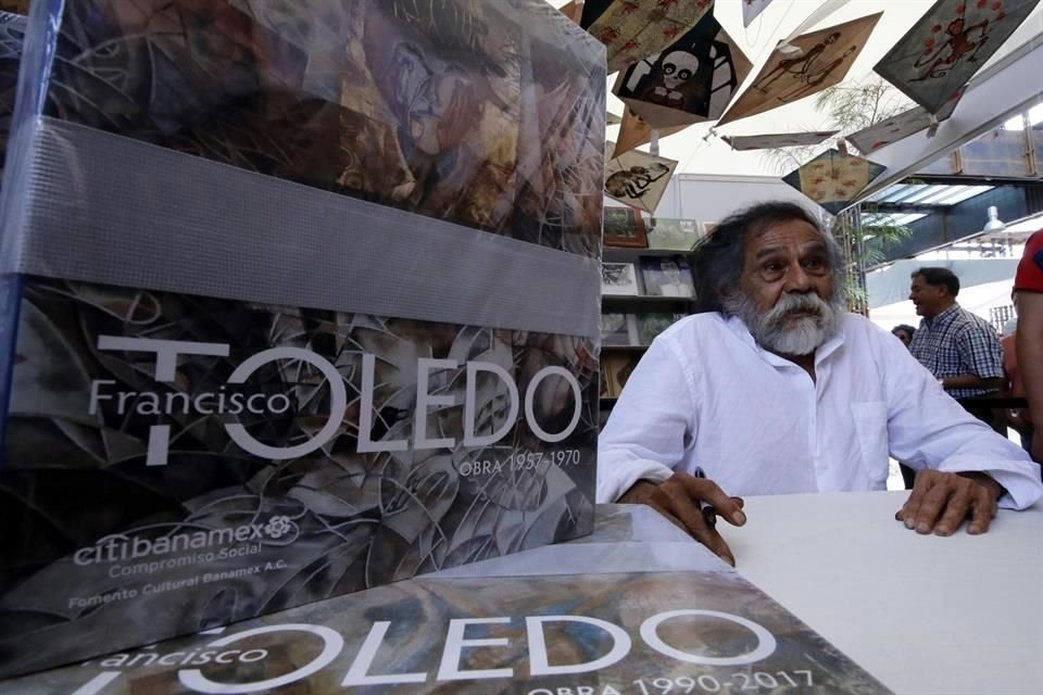 El pintor Francisco Toledo asistió a la Feria Internacional del Libro de Oaxaca en su edición 38 ara firmar libros en el stand del Instituto de Artes Gráficas de OAxaca para firmar libros y sobre todo