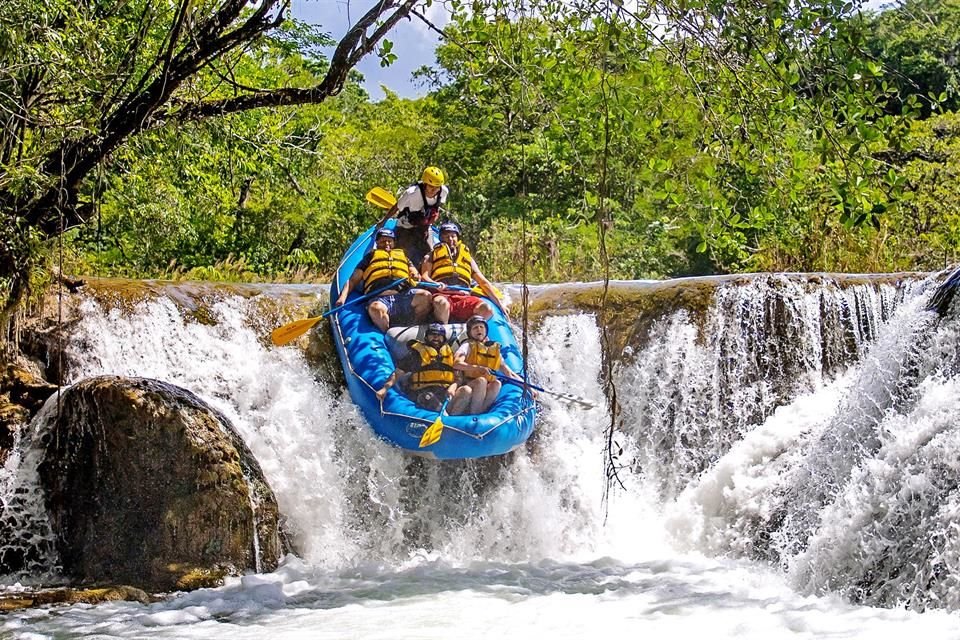 Un recorrido por la Selva Lacandona permite conocer su cultura, dormir en un campamento ecológico y practicar rafting por el río Lancanjá.