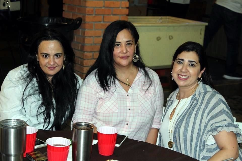 Laura Rodríguez, Verónica Flores y Mayra de Delgado