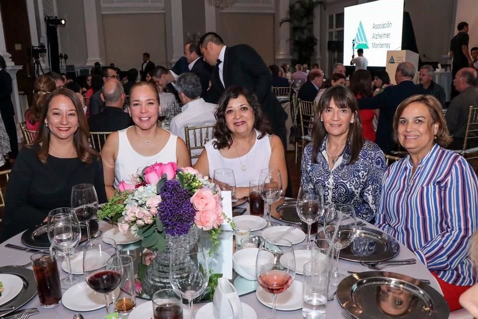 Nancy de la Fuente, Dalia Gutiérrez de Reyes, Alma Gómez de Reyes, Mayela de la Garza y Gaby Voz