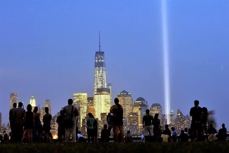 Con ceremonias en las que se guardó un minuto de silencio, Estados Unidos recordó a las víctimas de los atentados del 11 de septiembre de 2001.