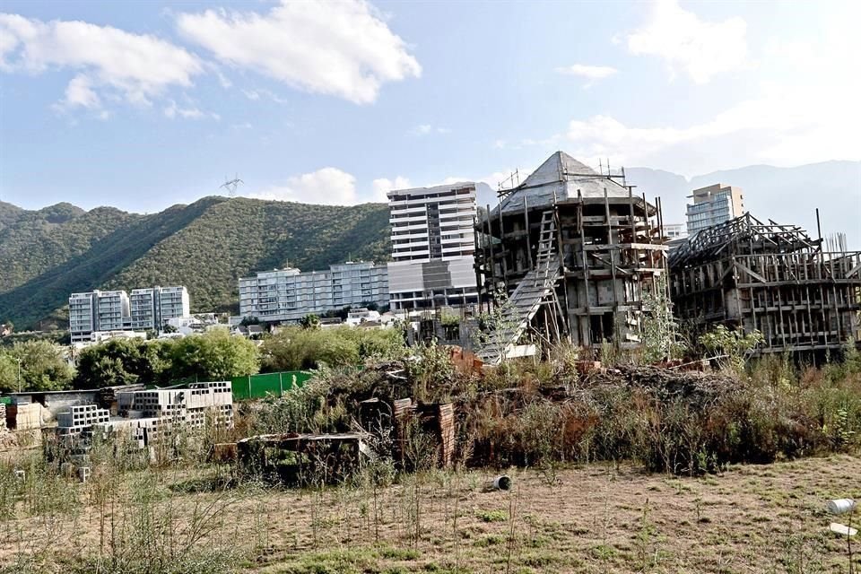 La construcción de La Milarca sufre evidente abandono por la falta de permisos que permitan continuar los trabajos.