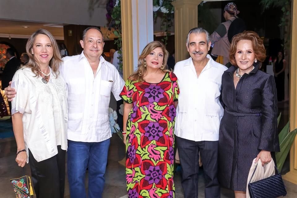 Barbara de Reyes, Pupino Reyes,Alejandro Garcia , Claudia Chavez de Garcia y Adriana Tijerina